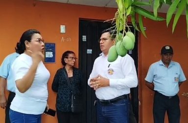 Vecinos de Río Mar protestan frente a la casa del alcalde de Belén