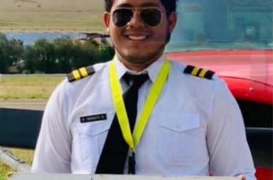 Trasladan a Cochabamba los restos del capitán Edson Torrico y del estudiante Roit Rengifo tras trágico accidente aéreo en el Beni