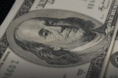 El dólar sigue cayendo y cierra la jornada en S/ 3.426