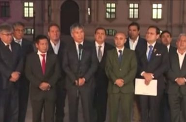 René Chávez, gobernador de Loreto, junto a sus pares de otras regiones,...
