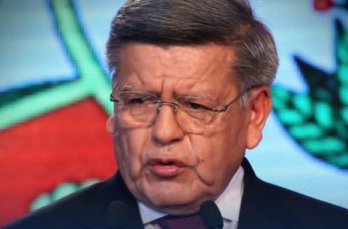 César Acuña presenta su renuncia al Gobierno Regional de La Libertad para postular a la presidencia.
