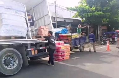 Camión pierde el equilibrio por mal estado de las calles