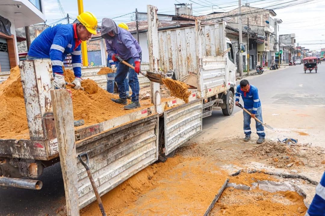 Municipalidad de Maynas atiende hundimiento de pista en la calle Condamine con Nauta