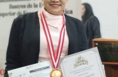 Loretana Yara Panduro, directora de Bellas Artes Iquitos, recibe reconocimiento del Congreso de la República