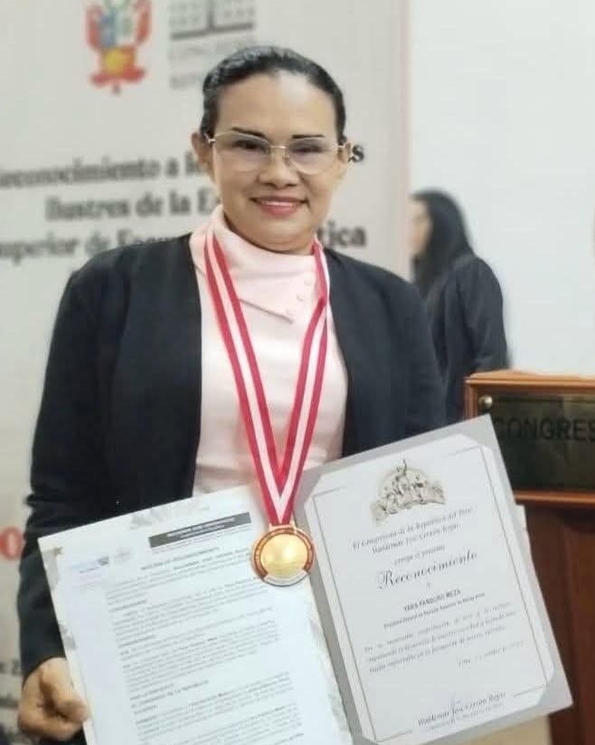 Loretana Yara Panduro, directora de Bellas Artes Iquitos, recibe reconocimiento del Congreso de la República