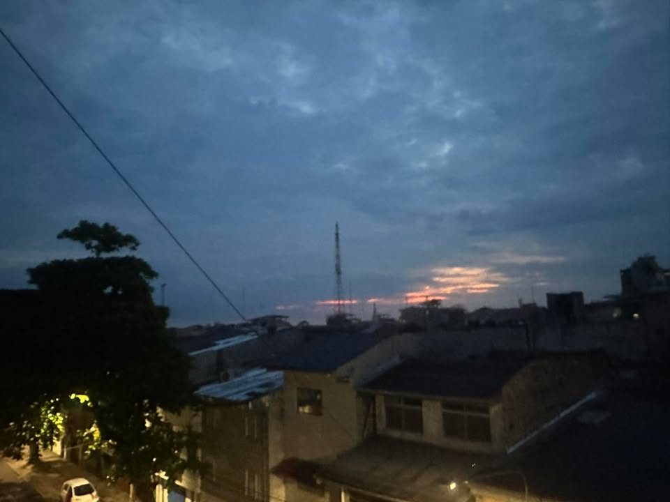 #clima | Mayormente nublado con episodios de sol, algo de lluvia y vientos de hasta 5 km/hr. Es el pronóstico meteorológico para hoy en que el amanecer llega con nubosidad, pero con temperaturas importantes.