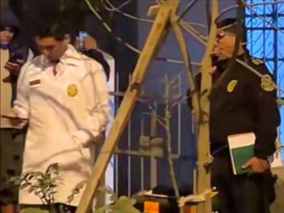 Adolescente fallece por presunta explosión de su celular mientras lo cargaba