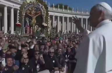 El Papa León XIV bendice imagen del Señor de los Milagros en el Vaticano