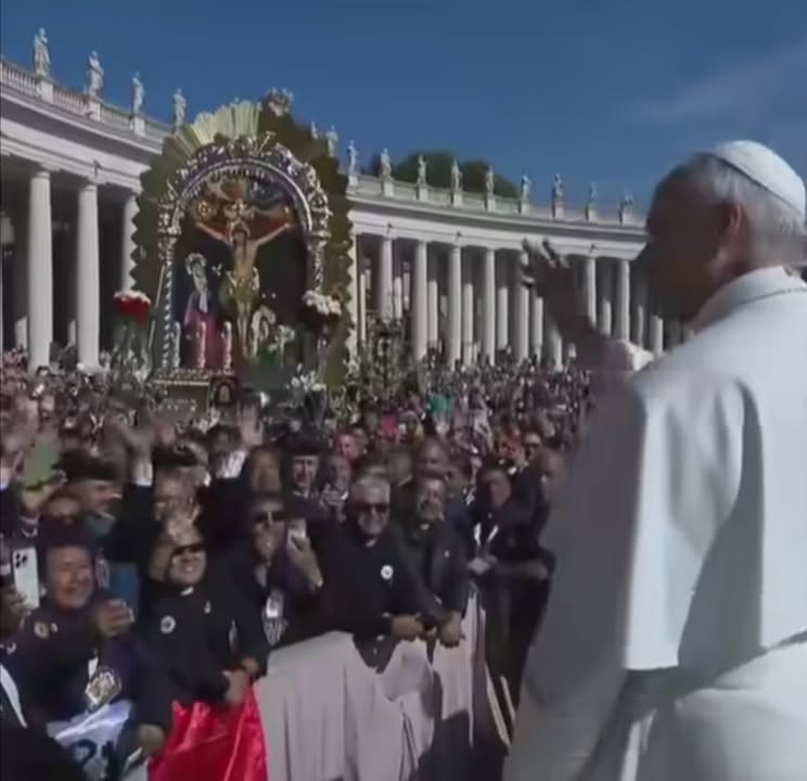 El Papa León XIV bendice imagen del Señor de los Milagros en el Vaticano