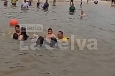 Policía Nacional rescata a tres personas en la playa Muyuna