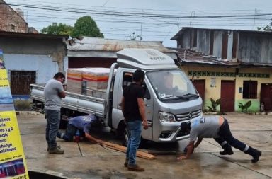 Auto queda atorado en buzón sin tapa en plena calle Abtao