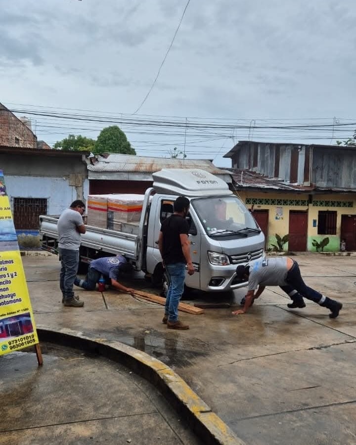 Auto queda atorado en buzón sin tapa en plena calle Abtao