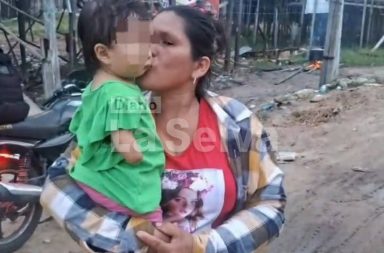 Madre de niña que nació sin manos solicita ayuda urgente