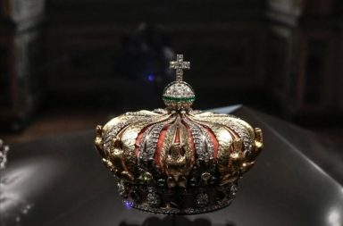 Roban joyas de Napoleón del Museo del Louvre en París