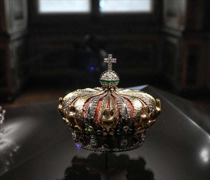 Roban joyas de Napoleón del Museo del Louvre en París