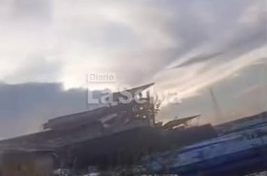 Balsa de la empresa Lulita se incendió a raíz de que cambiaban combustible con una motobomba.