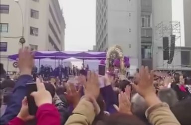 Señor de los Milagros recorre el centro de Lima en su segunda procesión