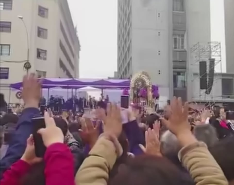 Señor de los Milagros recorre el centro de Lima en su segunda procesión