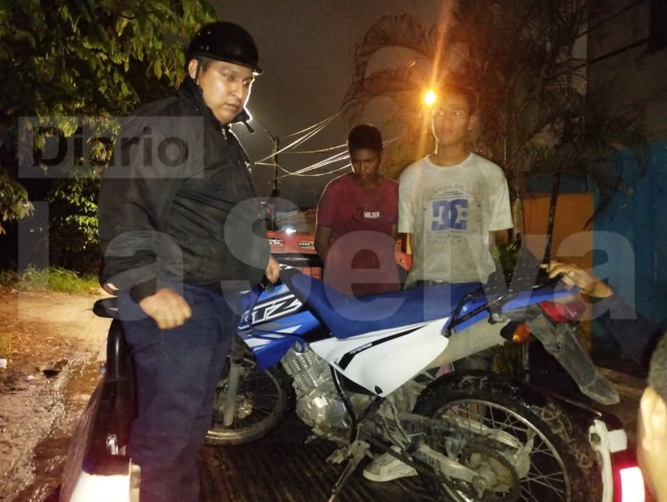 Caen sujetos que empujaban motocicleta robada