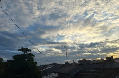 #clima | Así está nuestro cielo en estos momentos. Despejándose para dar paso al sol, que estará presente, pero que deberá ceder protagonismo a las densas nubes en varios momentos del día. Así lo predice SENAMHI. Pero el calor aumentará pese a la nubosidad.