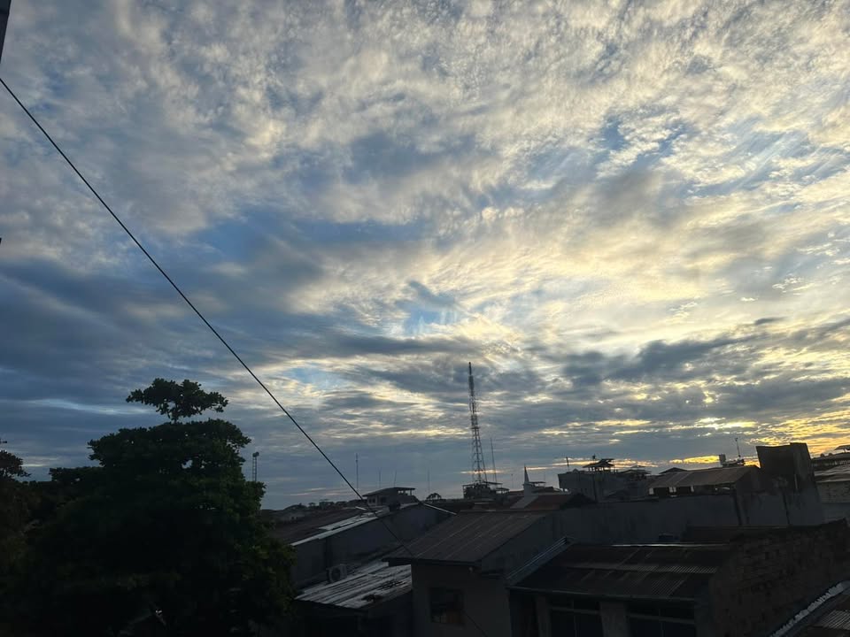 #clima | Así está nuestro cielo en estos momentos. Despejándose para dar paso al sol, que estará presente, pero que deberá ceder protagonismo a las densas nubes en varios momentos del día. Así lo predice SENAMHI. Pero el calor aumentará pese a la nubosidad.