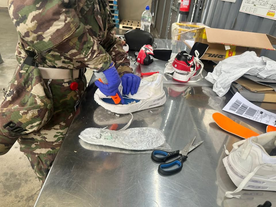 Encuentran cocaína en envío aéreo