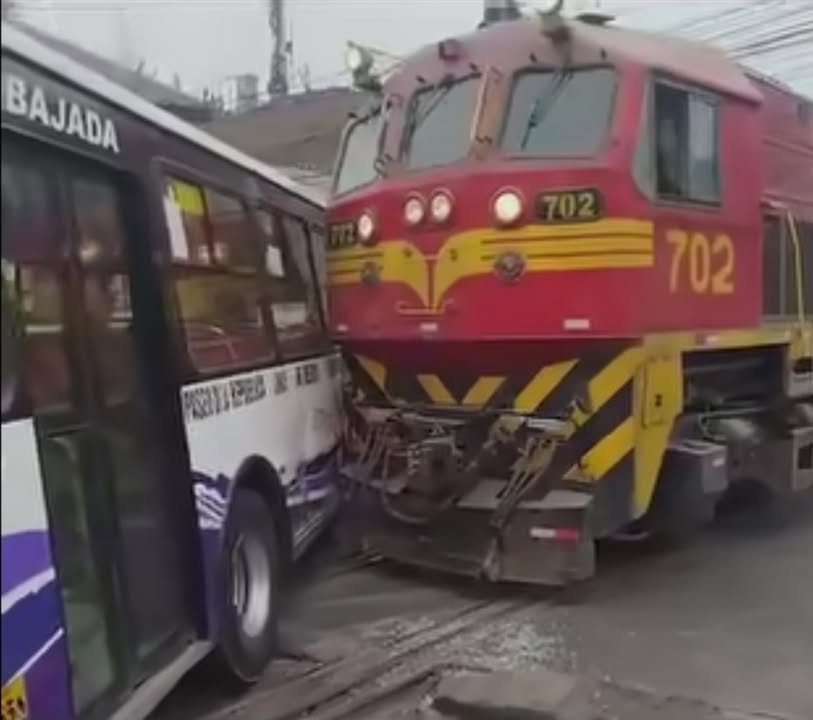Diez personas heridas tras choque entre tren y bus en El Agustino