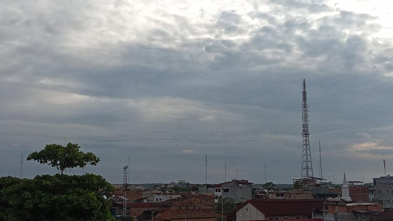 #clima | Día principalmente nublado y con algo de lluvia por la tarde. Es lo que predice SENAMHI para hoy en que desde muy temprano, el cielo de la Isla Bonita luce así.
