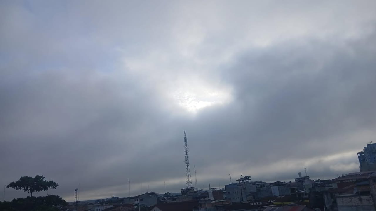 #clima | Así está el cielo de Iquitos a esta hora y según los pronósticos meteorológicos, el día será mayormente nublado con episodios de sol y mucho calor.