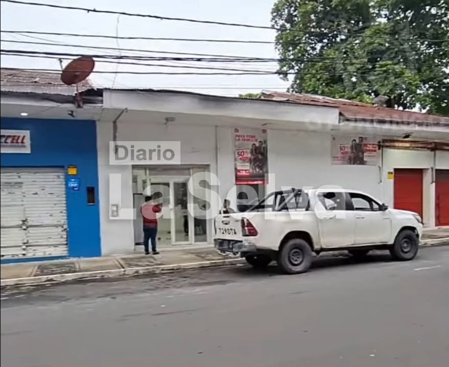 Delincuentes aprovechan la lluvia para robar celulares de una tienda en Iquitos