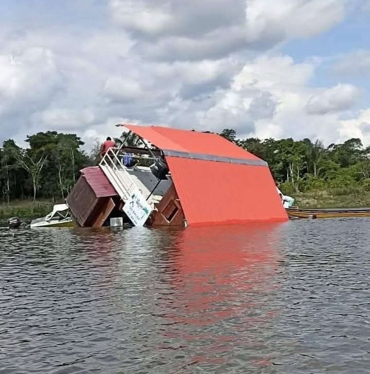 ¡Balsa de fiesta se volteó en pleno río Santo Tomás!
