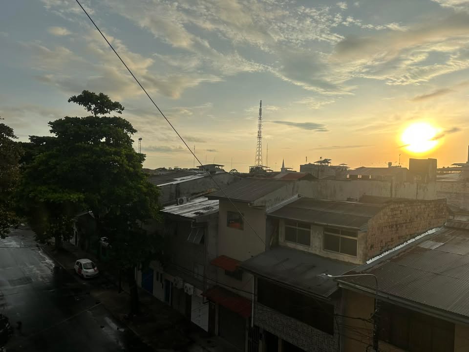 #clima | Parece pero no. Pareciera que fuésemos a tener sol candente todo el día, pero los pronósticos dicen que NO. Que más bien será una jornada de cielos nublados y hasta con lluvias localizadas como esta madrugada.