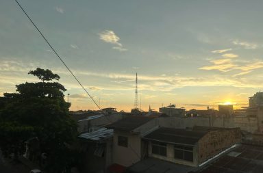 #clima | Otro día soleado con mucho calor, pero con algo de nubosidad y también de llovizna localizada. Un espectáculo el cielo de Iquitos en estos momentos. Lluvias por tarde-noche.