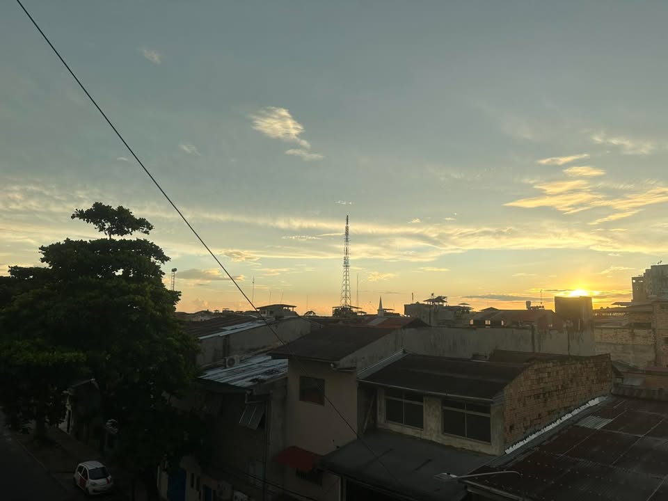 #clima | Otro día soleado con mucho calor, pero con algo de nubosidad y también de llovizna localizada. Un espectáculo el cielo de Iquitos en estos momentos. Lluvias por tarde-noche.
