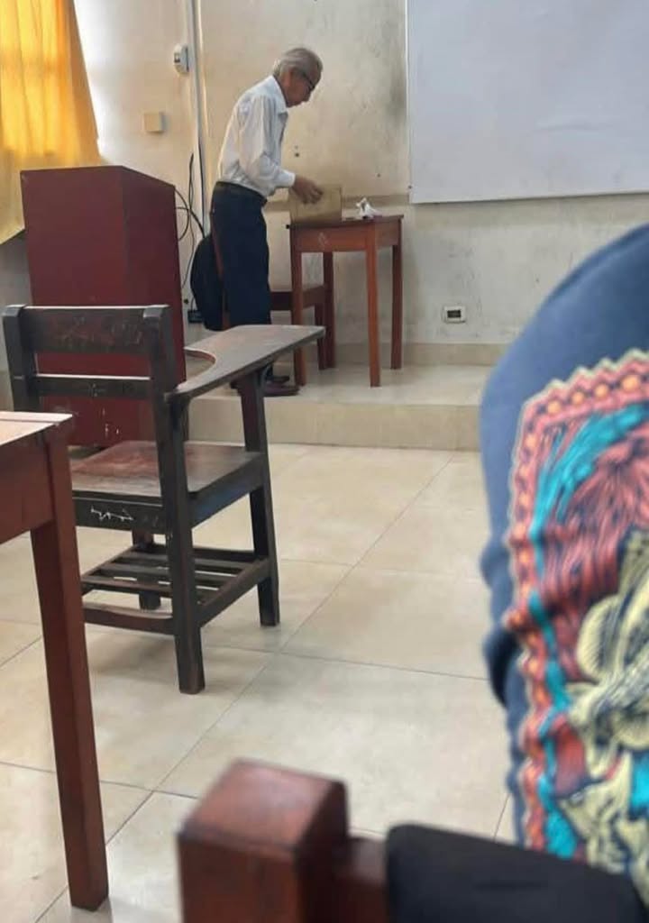 Maestro universitario, no acata, huelga y hace clases en la Universidad Nacional de la Amazonia Peruana - UNAP.