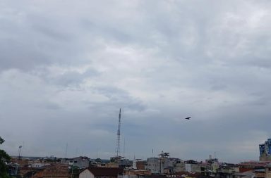 #clima | Día de lluvia y baja de temperaturas. N estos momentos cae llovizna en la ciudad y en otras provincias la lluvia es más fuerte. Lo propio pasará en Maynas. Habrá precipitaciones fuertes durante el día y las temperaturas bajarán. Tener cuidado.