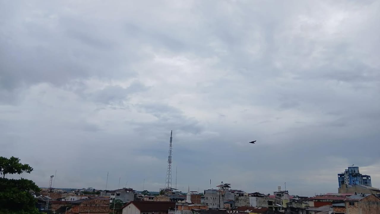 #clima | Día de lluvia y baja de temperaturas. N estos momentos cae llovizna en la ciudad y en otras provincias la lluvia es más fuerte. Lo propio pasará en Maynas. Habrá precipitaciones fuertes durante el día y las temperaturas bajarán. Tener cuidado.