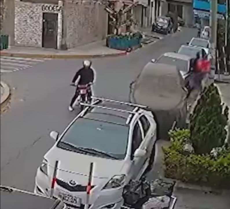 Empresario sobrevive a asalto gracias a su auto blindado