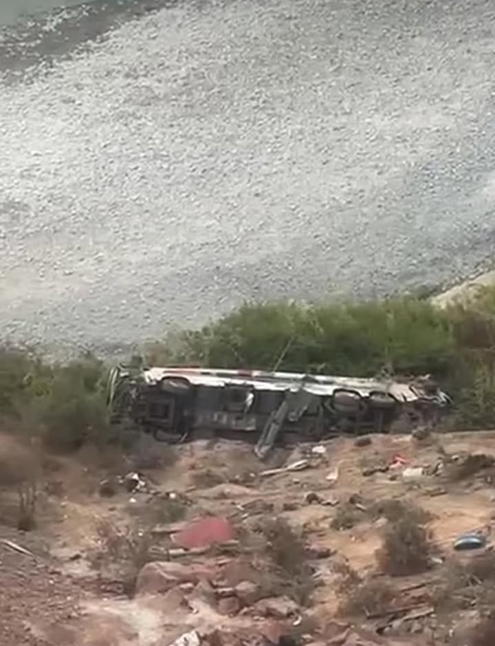 Tragedia: 37 muertos y 24 heridos tras caer bus a un abismo