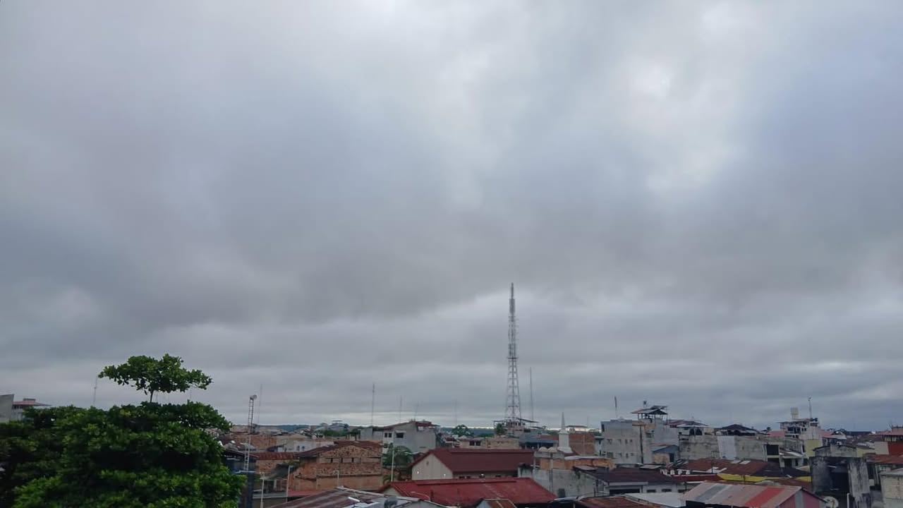 #clima | Día nublado, lluvioso y muy húmedo. En estos momentos cae fina llovizna sobre Iquitos y los pronósticos hablan de lluvias a lo largo de todo el día.
