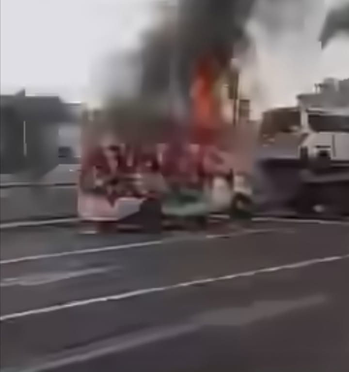 Incendio de vehículo en plena vía
