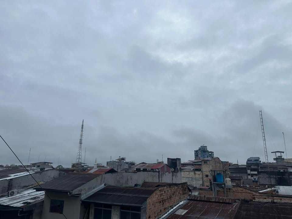 #clima | Nublado por donde se mire. Así está el cielo de Iquitos. Llovió durante la noche y los pronósticos meteorológicos señalan que pasado el medio día algo de precipitación habrá.