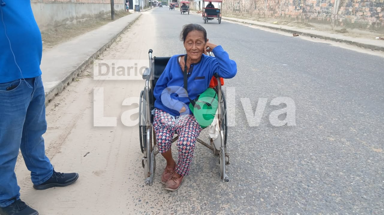Abuelita recorre la carretera Santa Clara para cuidar motos
