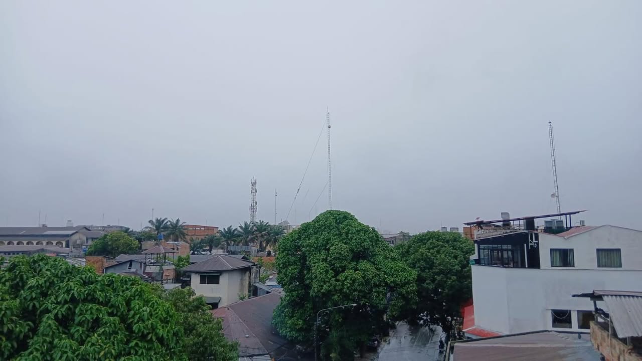 #clima | Día de llovizna, lluvias y cielos nublados. Es lo que ya había advertido SENAMHI, debido a un nuevo fruaje que afecta a la selva en general y a Loreto en particular.