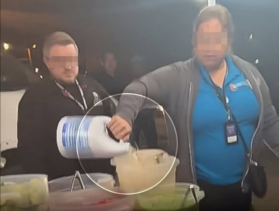En Estados Unidos, una empleada latina del gobierno fue grabada echando cloro sobre la comida, salsas y bebidas de un vendedor ambulante latino. En el video se observa cómo rocía el líquido en cada contenedor.