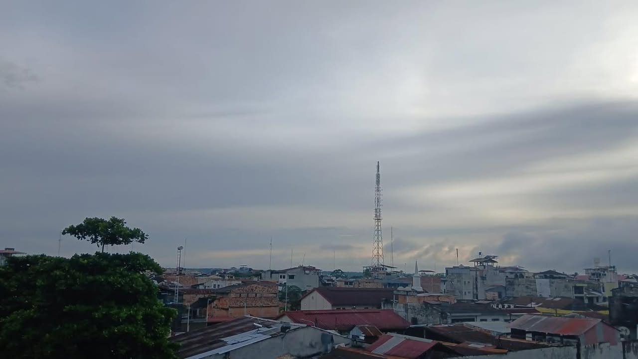 #clima | Después del aguacero de anoche y la madrugada, este es el panorama en nuestro cielo de Iquitos. Las predicciones hablan de que habría más lluvia tarde/noche, pero en general, las condiciones para el día son mayormente soleadas.