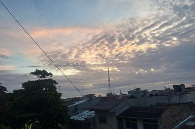 #clima | Amanecer Loretano. Hermoso cielo de Iquitos, pero, según los pronósticos meteorológicos, ya hay sectores de la ciudad con llovizna y asegura que durante el día habrá nubarrones, lluvias y llovizna. Mucho calor y algo de sol también.
