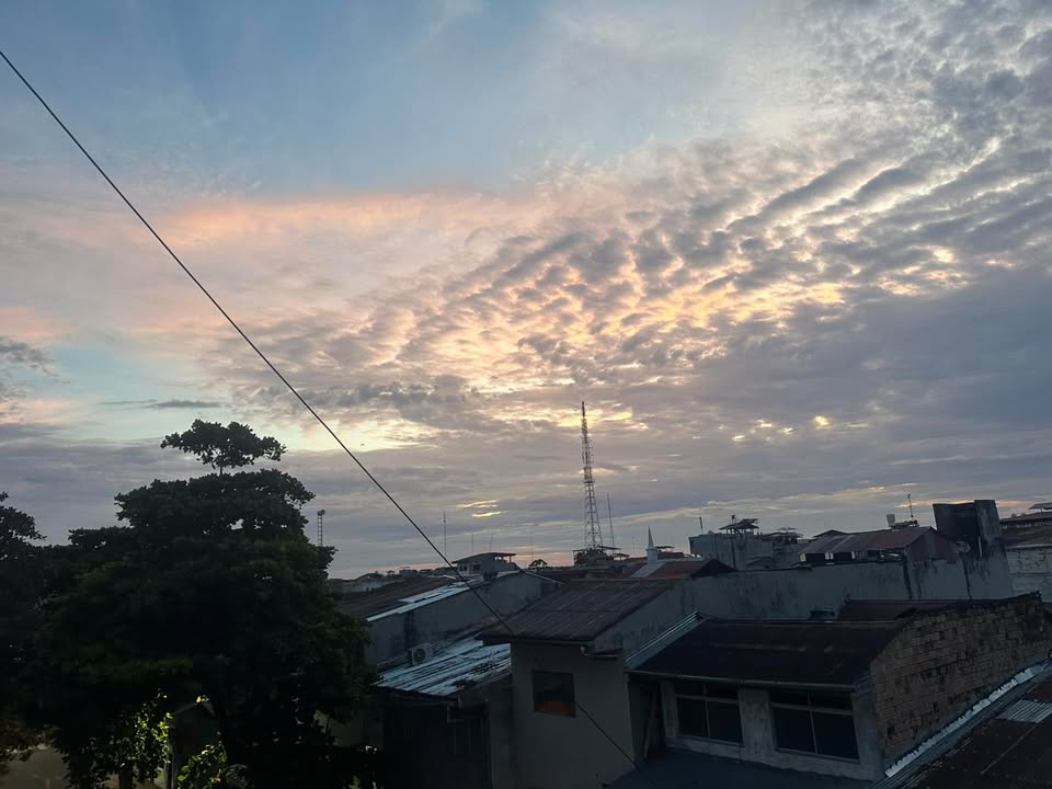 #clima | Amanecer Loretano. Hermoso cielo de Iquitos, pero, según los pronósticos meteorológicos, ya hay sectores de la ciudad con llovizna y asegura que durante el día habrá nubarrones, lluvias y llovizna. Mucho calor y algo de sol también.