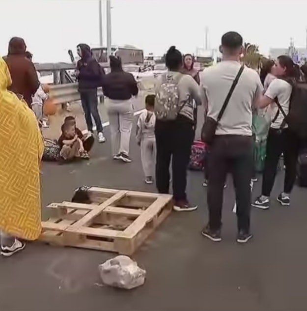 Desde la frontera informan que ciudadanos venezolanos no pueden ingresar al Perú y se regresan a Chile.