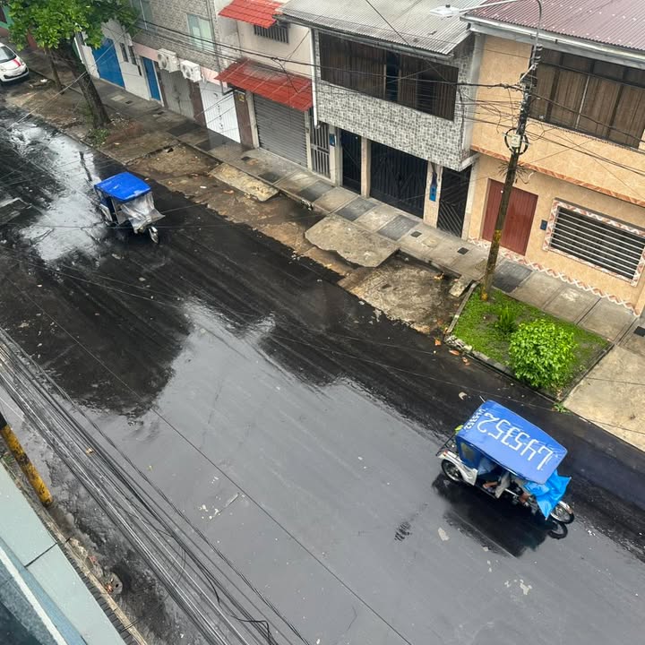 #clima | Así está Iquitos a esta hora. Cae una lluvia fina que, según los pronósticos, se intensificará durante el día y habrá tormentas eléctricas localizadas. Se recomienda manejar con cuidado.